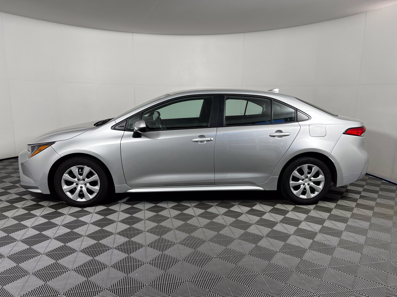Used 2020 Toyota Corolla LE FWD image 8