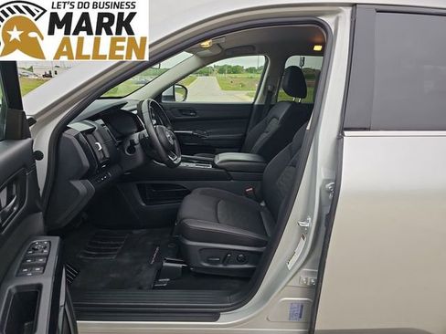 Used 2025 Nissan Pathfinder SV FWD image 18