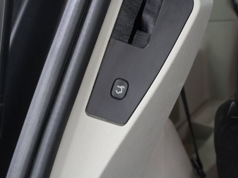 Used 2012 Dodge Grand Caravan SXT image 17