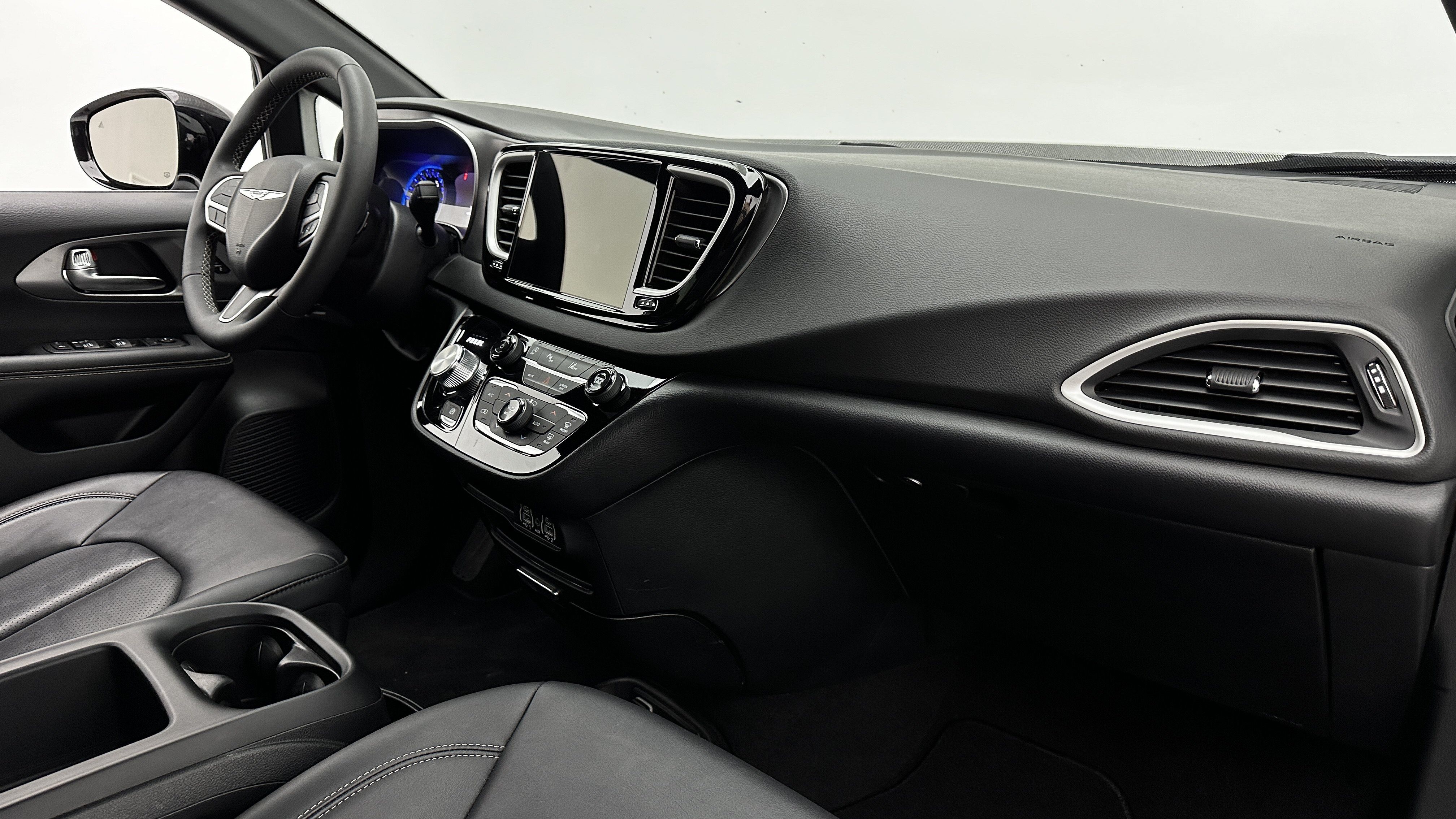 Used 2025 Chrysler Pacifica Select FWD image 36