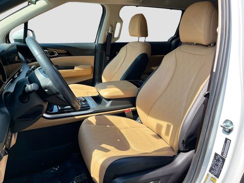 Certified 2024 Kia Carnival EX image 15