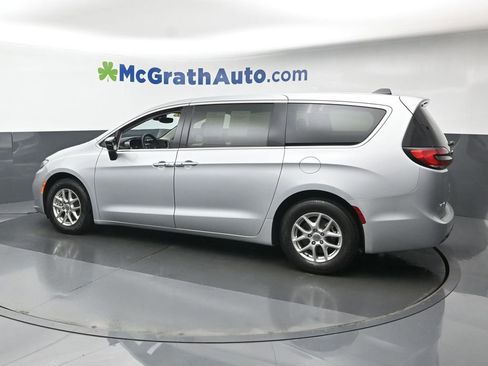 Used 2024 Chrysler Pacifica Touring-L image 22