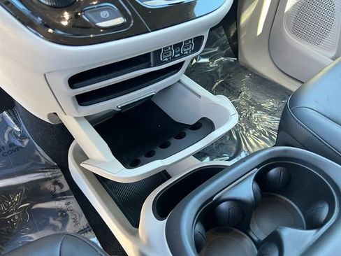 Used 2024 Chrysler Pacifica Touring-L image 25