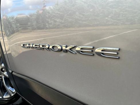 Used 2019 Jeep Cherokee Latitude Plus w/ Comfort/Convenience Group image 52