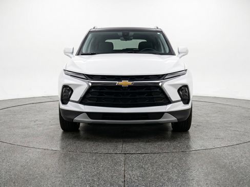 Used 2025 Chevrolet Blazer LT FWD image 2