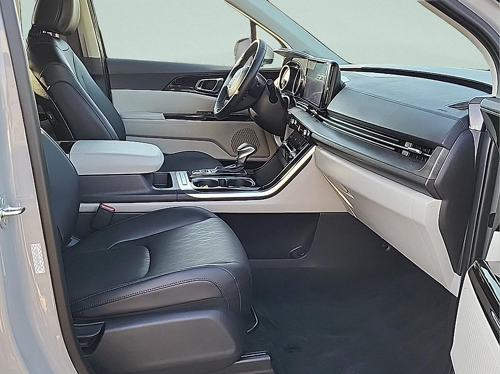 Used 2024 Kia Carnival EX FWD image 10