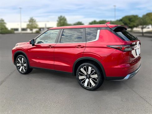 New 2025 Mitsubishi Outlander SE image 4