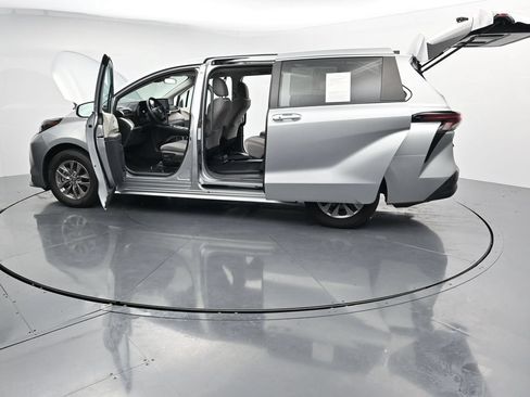 Used 2024 Toyota Sienna LE FWD image 28