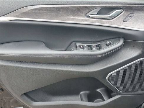 New 2026 Jeep Grand Cherokee L Limited w/ Luxury Tech Group II AWD/4WD image 17