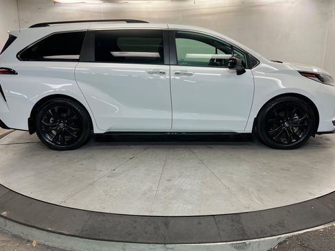 Used 2023 Toyota Sienna XSE w/ XSE Plus Package FWD image 6