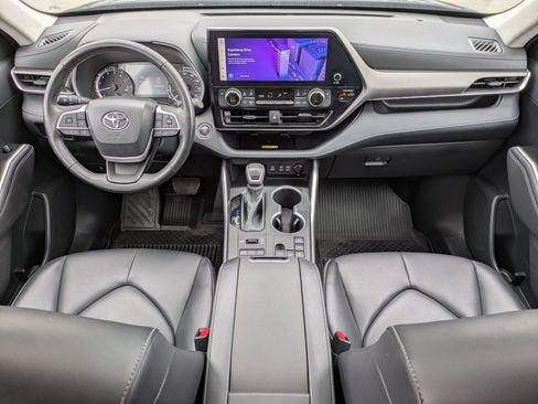 Used 2023 Toyota Highlander XLE AWD/4WD image 17