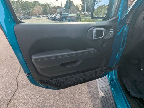 Used 2019 Jeep Wrangler Unlimited Sahara image 15