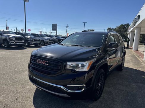 Used 2019 GMC Acadia SLT w/ LPO, Black Accent Package image 3