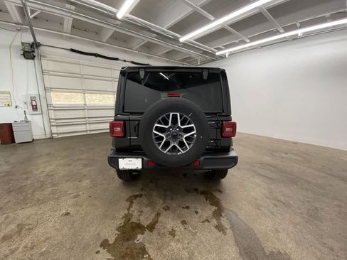 Used 2025 Jeep Wrangler Unlimited Sahara AWD/4WD image 5