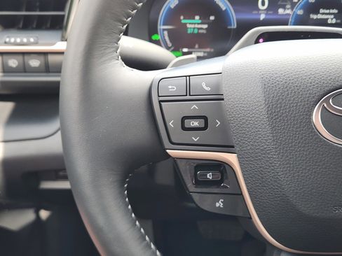 Used 2025 Toyota Crown Signia w/ Advanced Technology Package image 36