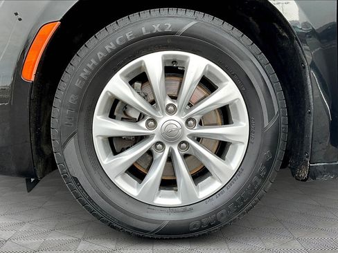 Used 2018 Chrysler Pacifica Touring-L image 35