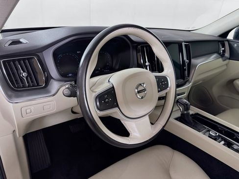 Used 2019 Volvo XC60 T5 Momentum w/ Multimedia Package AWD/4WD image 9