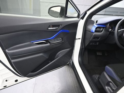 Used 2020 Toyota C-HR XLE image 14