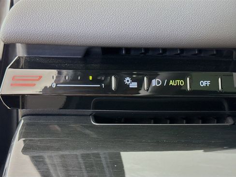 Used 2025 BMW 530i w/ Premium Package image 10