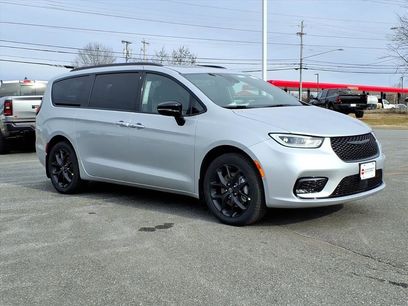 New 2026 Chrysler Pacifica Limited w/ S Appearance Package