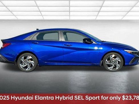New 2025 Hyundai Elantra SEL image 3