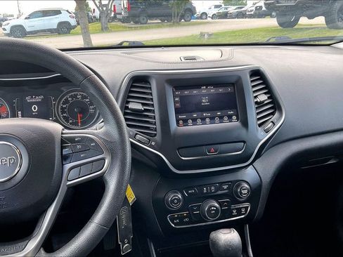 Used 2019 Jeep Cherokee Latitude w/ Popular Appearance Group FWD image 6
