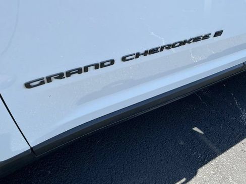 Used 2024 Jeep Grand Cherokee Limited w/ Black Appearance Package AWD/4WD image 11