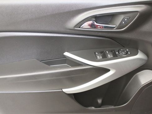 Used 2025 Chevrolet Trax RS w/ Driver Confidence Package FWD image 21