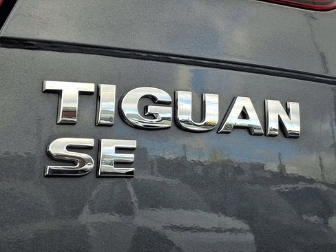 Used 2021 Volkswagen Tiguan SE w/ Panoramic Sunroof Package image 31