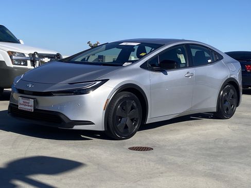 Certified 2025 Toyota Prius LE image 6