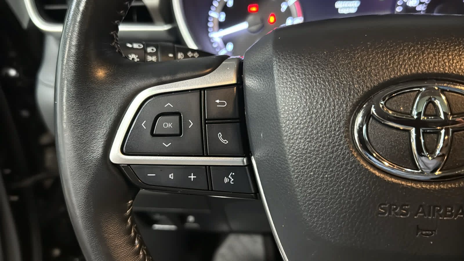 Used 2023 Toyota Highlander XLE AWD/4WD image 12