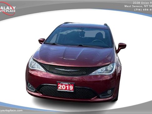 Used 2019 Chrysler Pacifica Touring-L w/ S Appearance Package FWD image 2