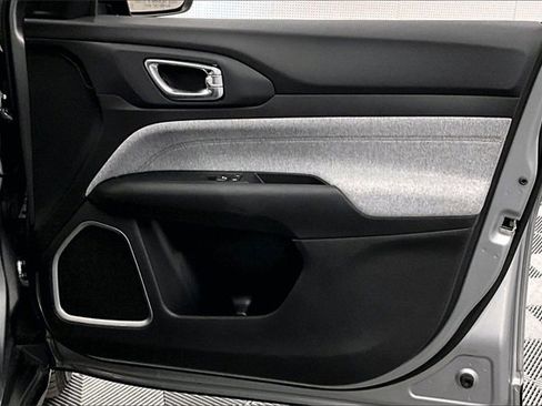 Used 2022 Jeep Compass Latitude image 18