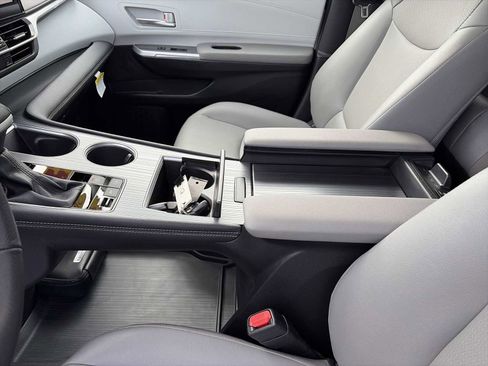 Used 2025 Toyota Sienna XLE image 22