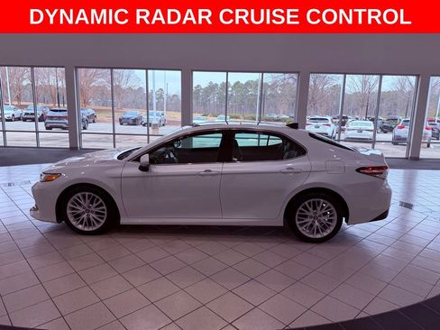 Used 2018 Toyota Camry XLE image 6