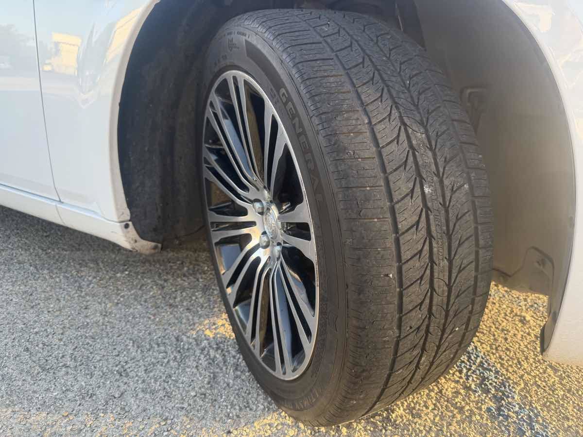 Used 2010 Chrysler 300 S RWD image 9
