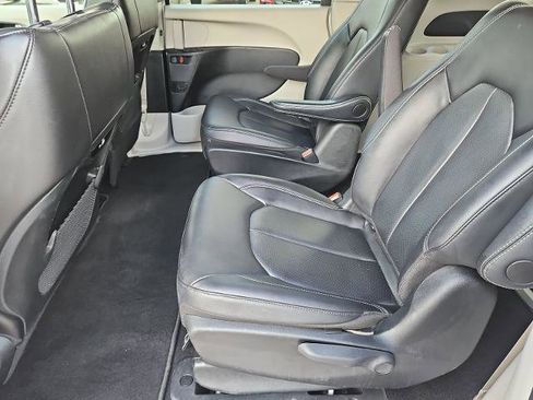Used 2024 Chrysler Pacifica Limited FWD image 22