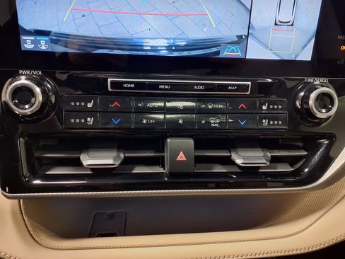 Used 2022 Toyota Highlander Platinum image 16