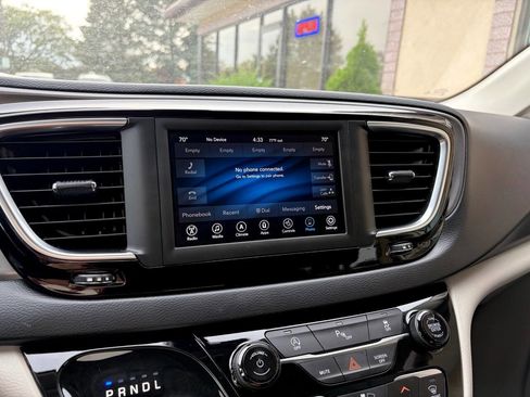 Used 2020 Chrysler Pacifica Touring-L w/ Tire & Wheel Group image 30