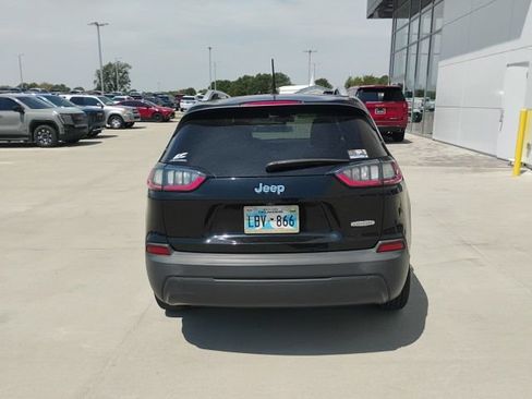 Used 2019 Jeep Cherokee Latitude w/ Popular Appearance Group FWD image 4