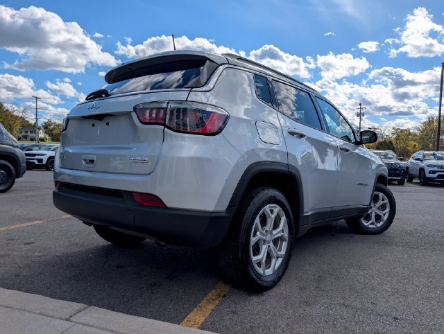 Used 2024 Jeep Compass Latitude AWD/4WD image 5