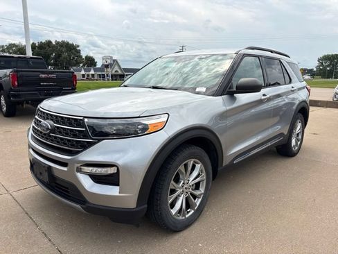 Used 2020 Ford Explorer XLT w/ Equipment Group 202A AWD/4WD image 5