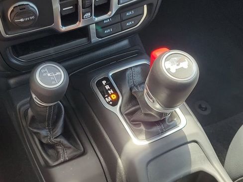 Used 2024 Jeep Wrangler Unlimited Sahara w/ Technology Group AWD/4WD image 30
