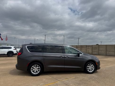 Used 2017 Chrysler Pacifica Touring FWD image 22