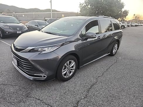 Certified 2025 Toyota Sienna Limited image 1