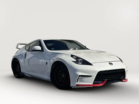 Used 2018 Nissan 370Z Coupe RWD image 3