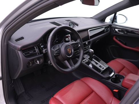 Used 2025 Porsche Macan image 4