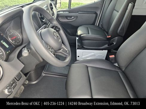 Used 2025 Mercedes-Benz Sprinter 2500 image 12