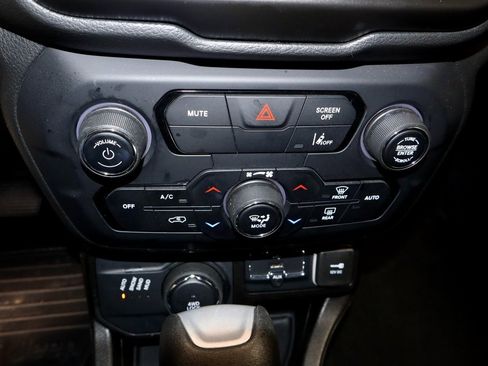 Used 2023 Jeep Renegade Latitude image 33