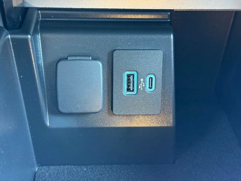 Used 2023 Ford Explorer XLT w/ Equipment Group 202A AWD/4WD image 17